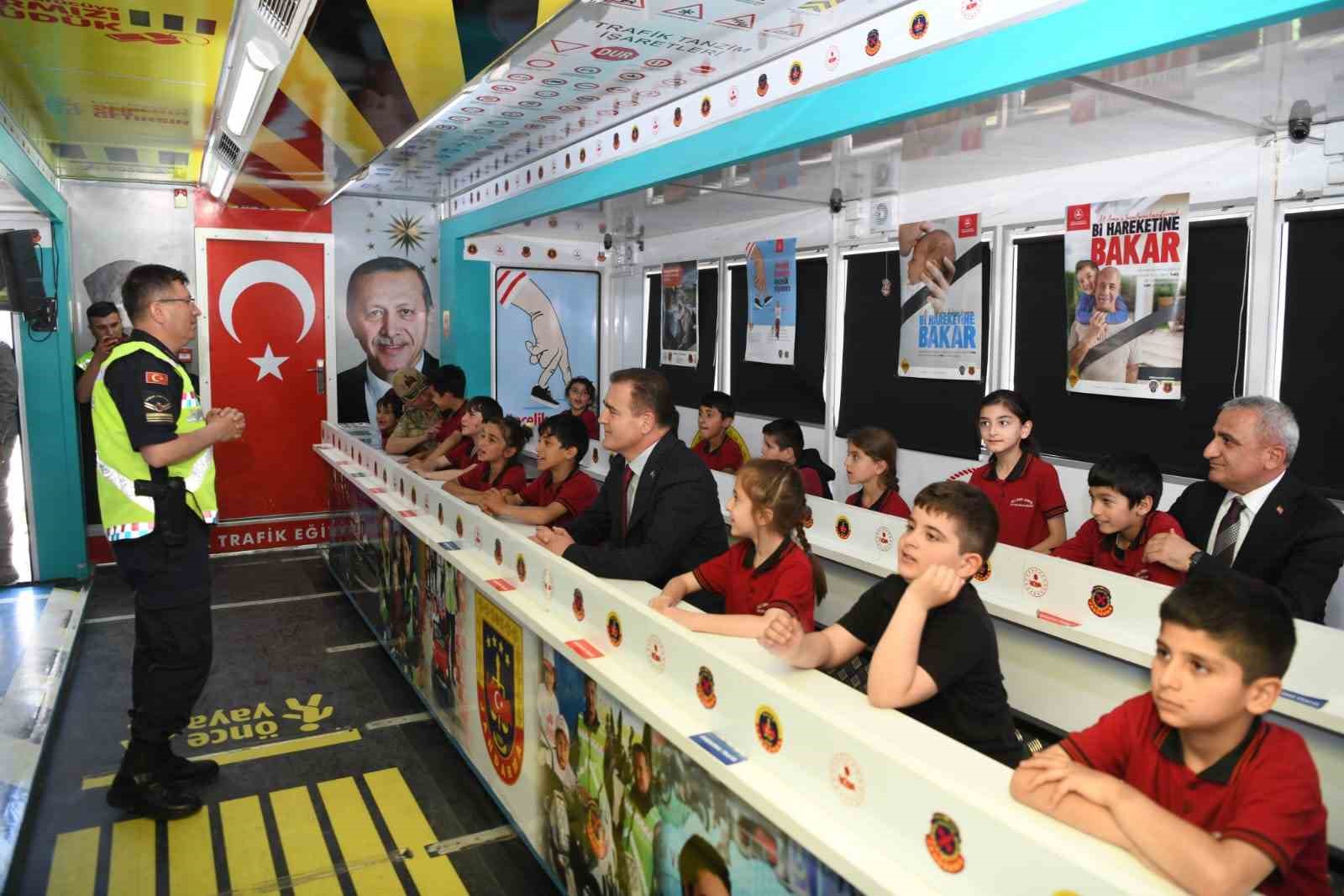 HAKKARİ VALİSİ VE BELEDİYE BAŞKAN VEKİLİ İDRİS AKBIYIK, ÖĞRENCİ VE
