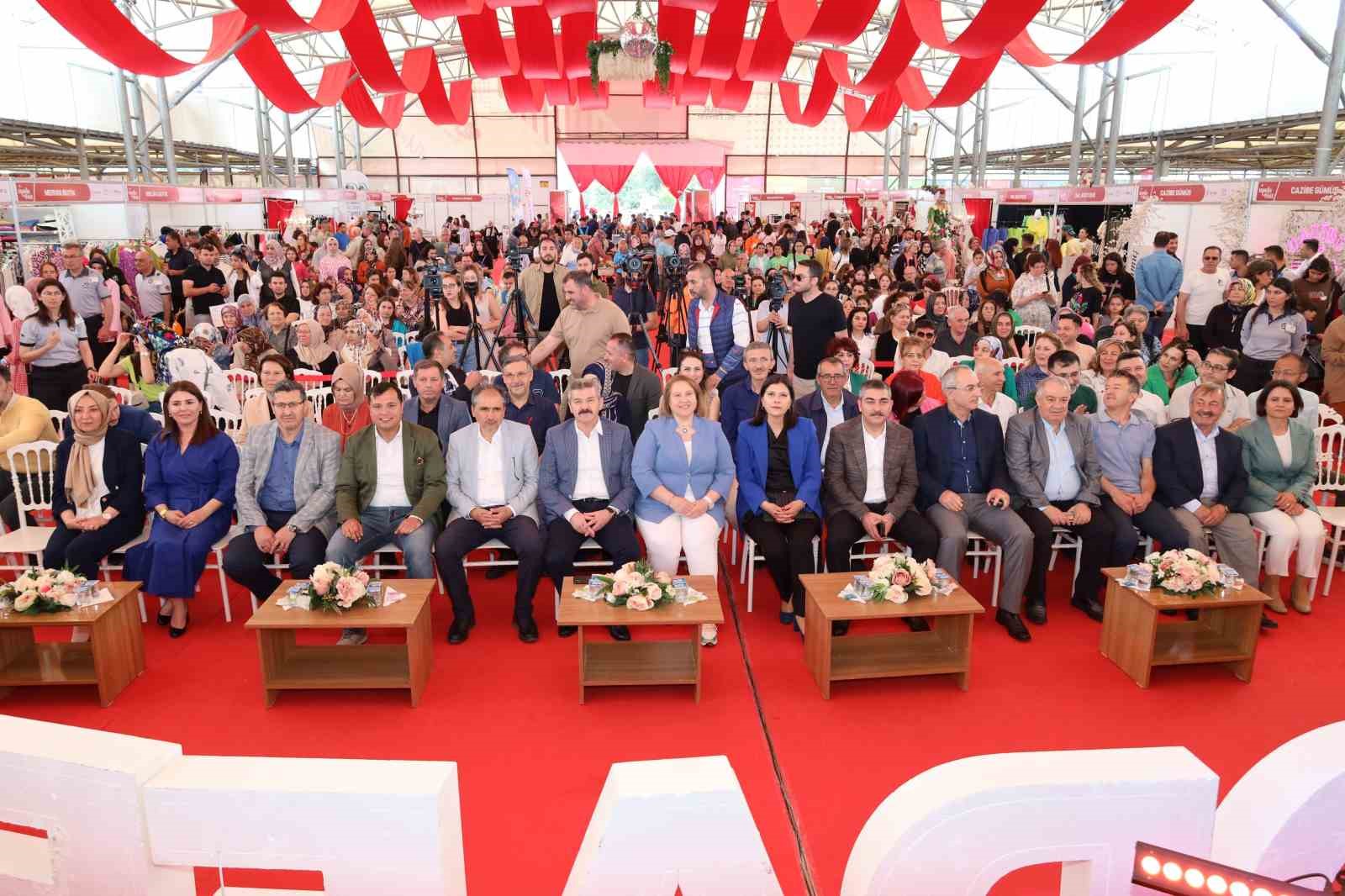 UŞAK’TA UKAMER TARAFINDAN DÜZENLENEN MODA FEST BUGÜN HÜLYA KOÇYİĞİT’İN KATILIMIYLA