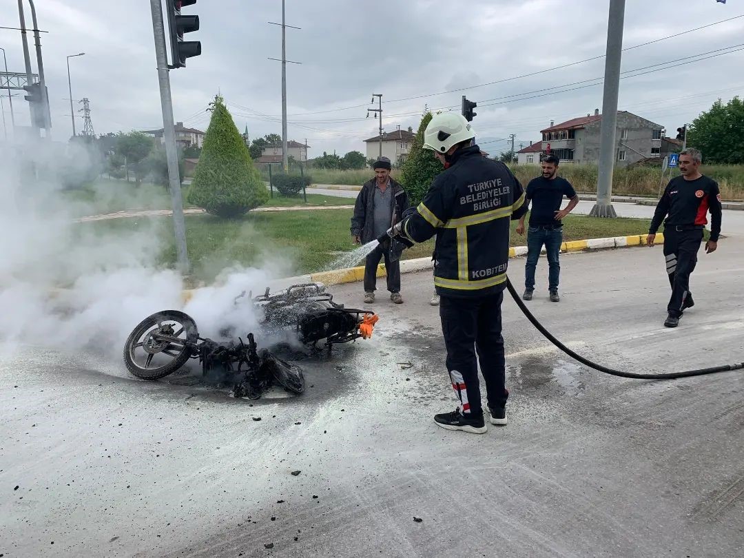 TOKAT'TIN ERBAA İLÇESİNDE HAREKET HALİNDE OLAN BİR MOTOSİKLET, KENDİLİĞİNDEN ALEV