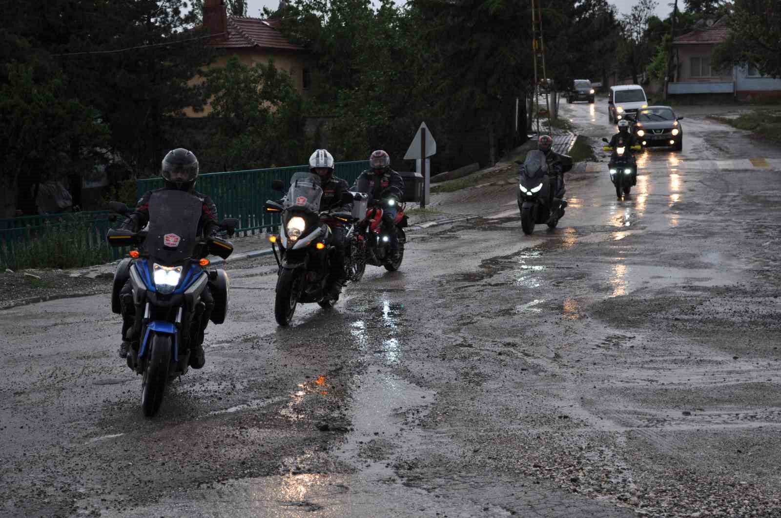 DERNEK ÜYELERİ MOTORLARINA BİNEREK SAĞANAK YAĞIŞ ALTINDA KİTAPLARI OKULA GÖTÜRDÜ.
