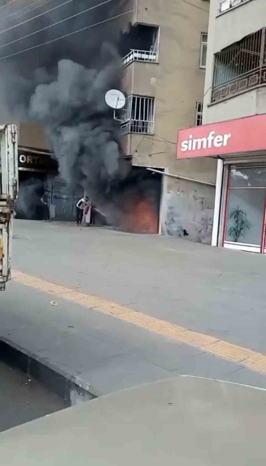 DİYARBAKIR’DA BİR MOTOSİKLET DÜKKANINDA BİLİNMEYEN BİR NEDENLE YANGIN ÇIKTI. CAYIR