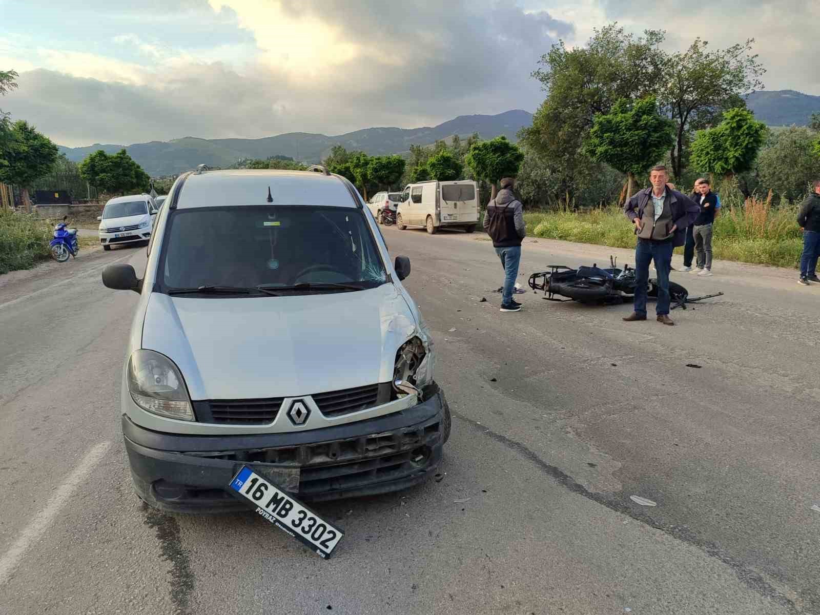ORHANGAZİ-YENİKÖY YOLU ÜZERİNDE MEYDANA GELEN TRAFİK KAZASINDA HAFİF TİCARİ ARAÇLA