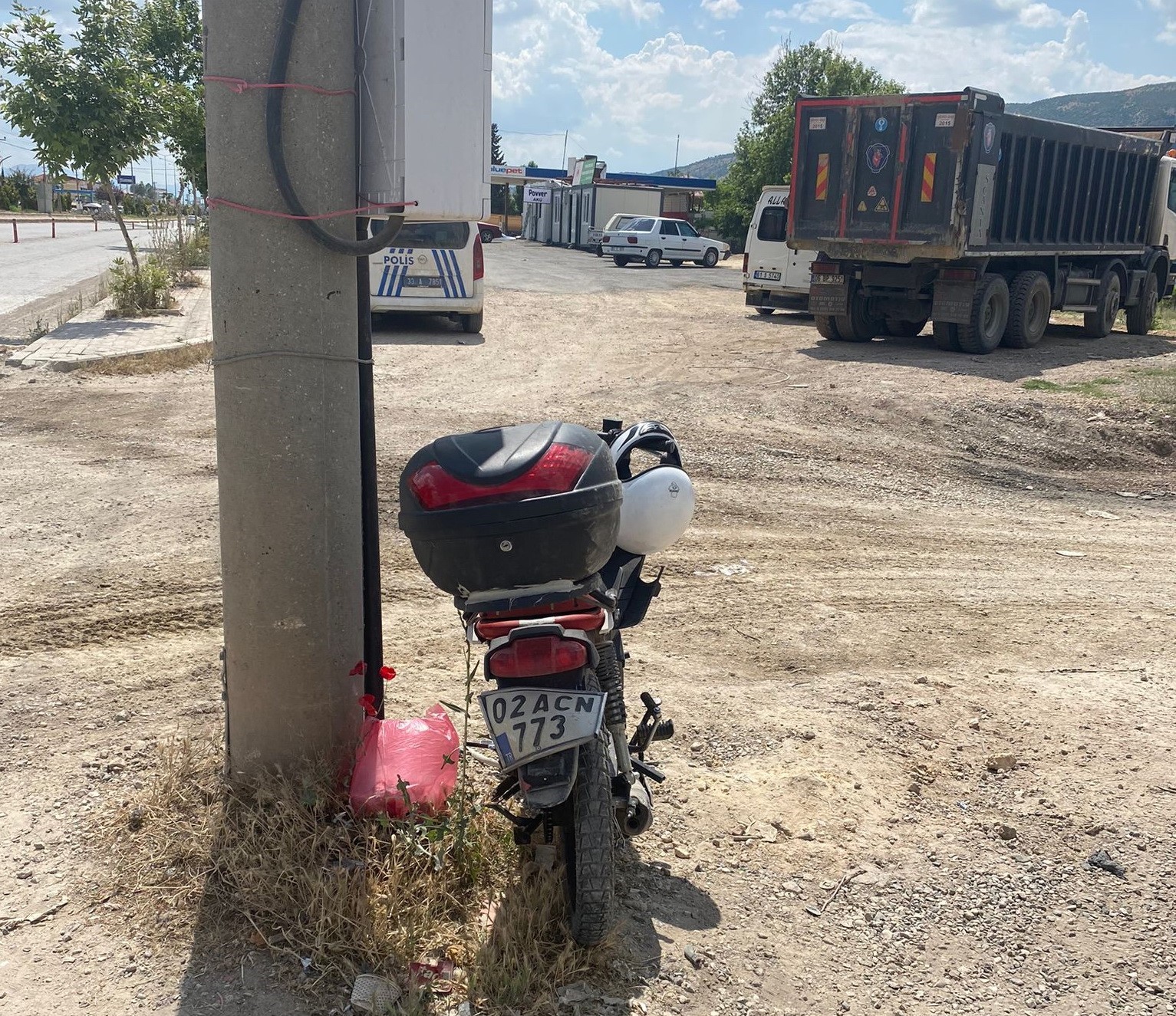 ADIYAMAN'IN GÖLBAŞI İLÇESİNDE MOTOSİKLETİN KAMYONA ÇARPMASI SONUCU 1 KİŞİ YARALANDI.