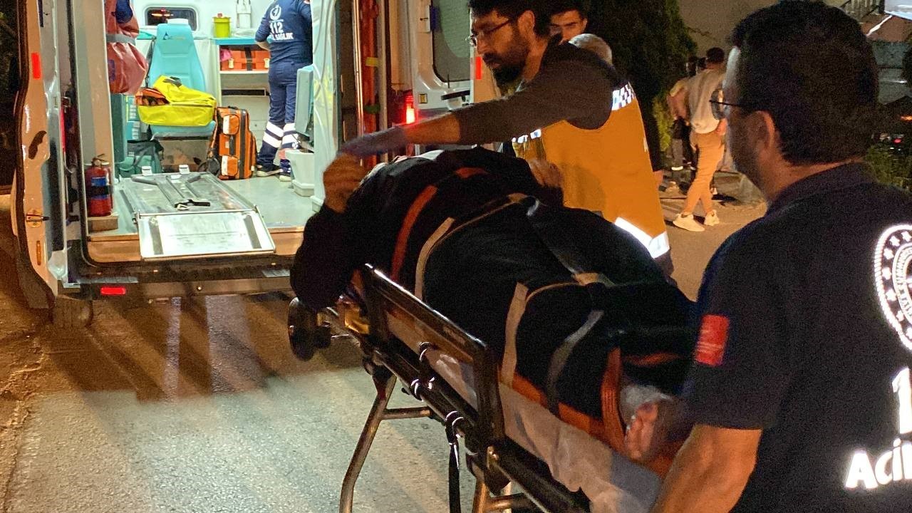 KOCAELİ'NİN BAŞİSKELE İLÇESİNDE OTOMOBİLE ARKADAN ÇARPAN MOTOSİKLET SÜRÜCÜSÜ YARALANARAK HASTANEYE