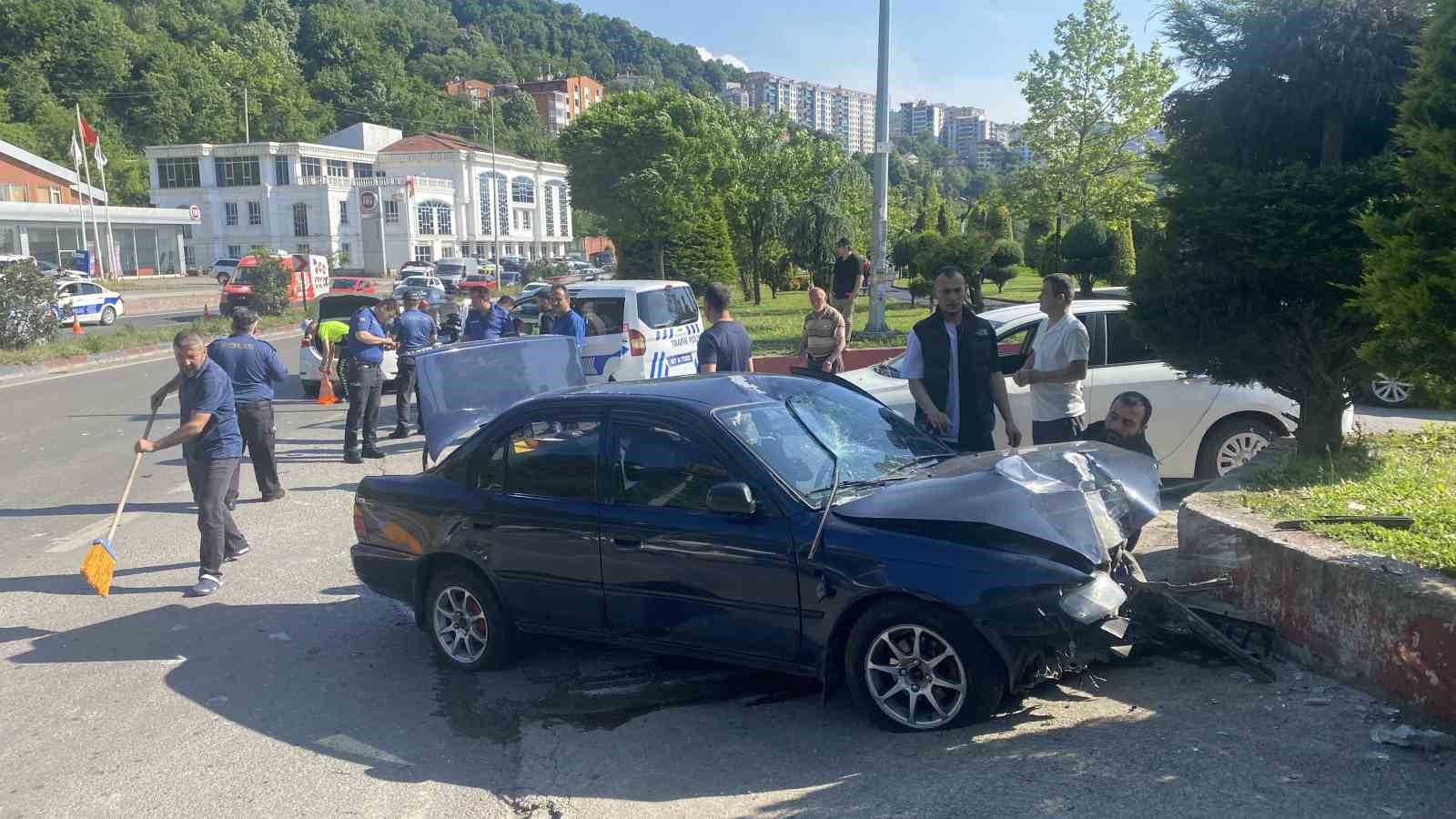 ZONGULDAK’IN KOZLU İLÇESİ SAHİL YOLU MEVKİİNDE SÜRÜCÜSÜNÜN KONTROLÜNDEN ÇIKAN OTOMOBİL