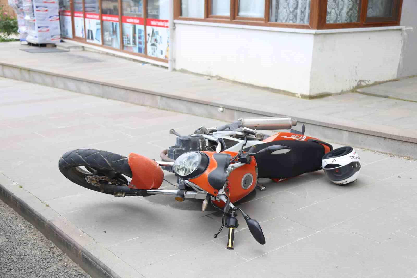 KASTAMONU’DA DENGESİNİ KAYBEDEN MOTOSİKLET SÜRÜCÜSÜ METRELERCE SÜRÜKLENEREK YARALANDI.