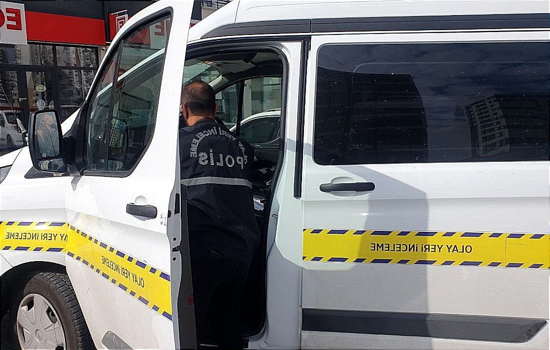 DENİZLİ'DE MOTOSİKLETLE GELDİĞİ SOKAKTA BİR ARACIN ÖNÜNÜ KESEN ŞÜPHELİ, POMPALI