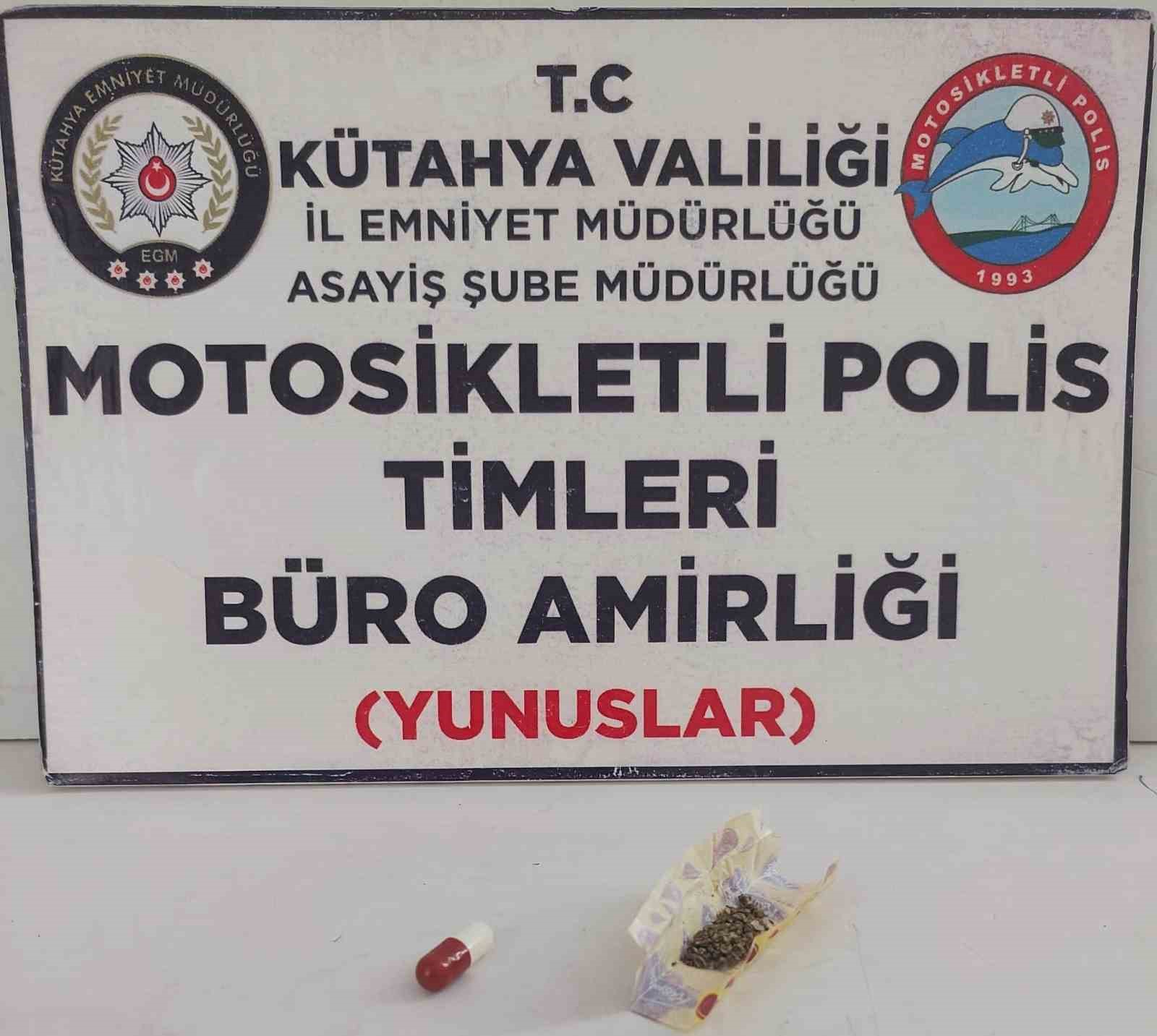 KÜTAHYA’DA MOTOSİKLETLİ ŞAHSIN ÜZERİNDE UYUŞTURUCU BULUNDU