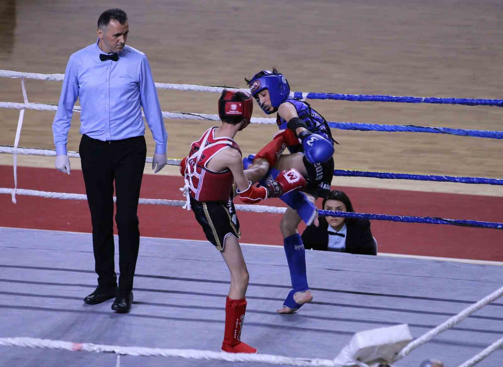 SİVAS'IN EV SAHİPLİĞİNDE DÜZENLENEN MUAY THAİ OKUL SPORLARI YILDIZLAR TÜRKİYE