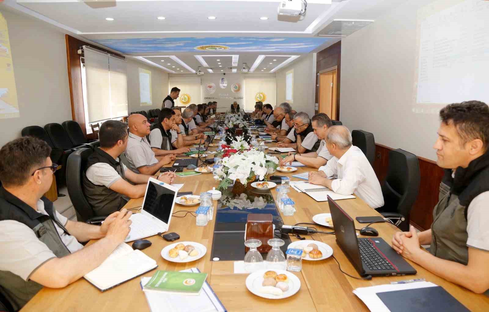 MUĞLA ORMAN BÖLGE MÜDÜRLÜĞÜNDE ŞUBE VE İŞLETME MÜDÜRLERİNİN KATILDIĞI DEĞERLENDİRME