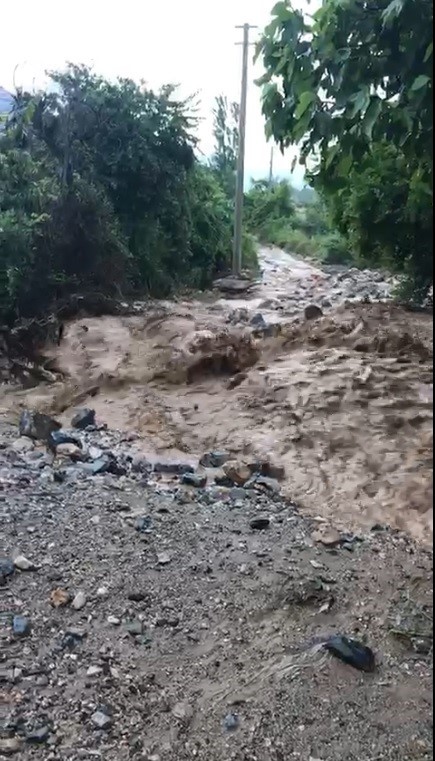 MUĞLA'YA YAPILAN SAĞANAK YAĞIŞ UYARISININ ARDINDAN BAZI BÖLGELERDE YAĞIŞ ETKİLİ