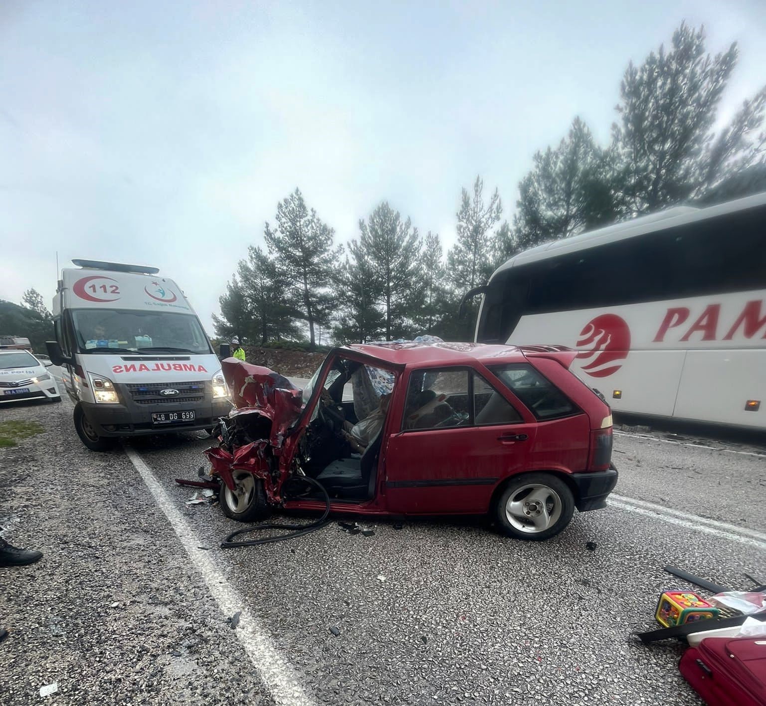 YOLCU OTOBÜSÜ İLE OTOMOBİL ÇARPIŞTI: 2 ÖLÜ