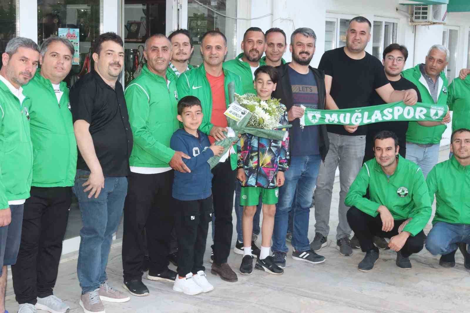 48 GENÇLİK TARAFTARLAR DERNEĞİ ÜYELERİ, MUĞLASPOR KULÜP BAŞKANI MENAF KIYANÇ