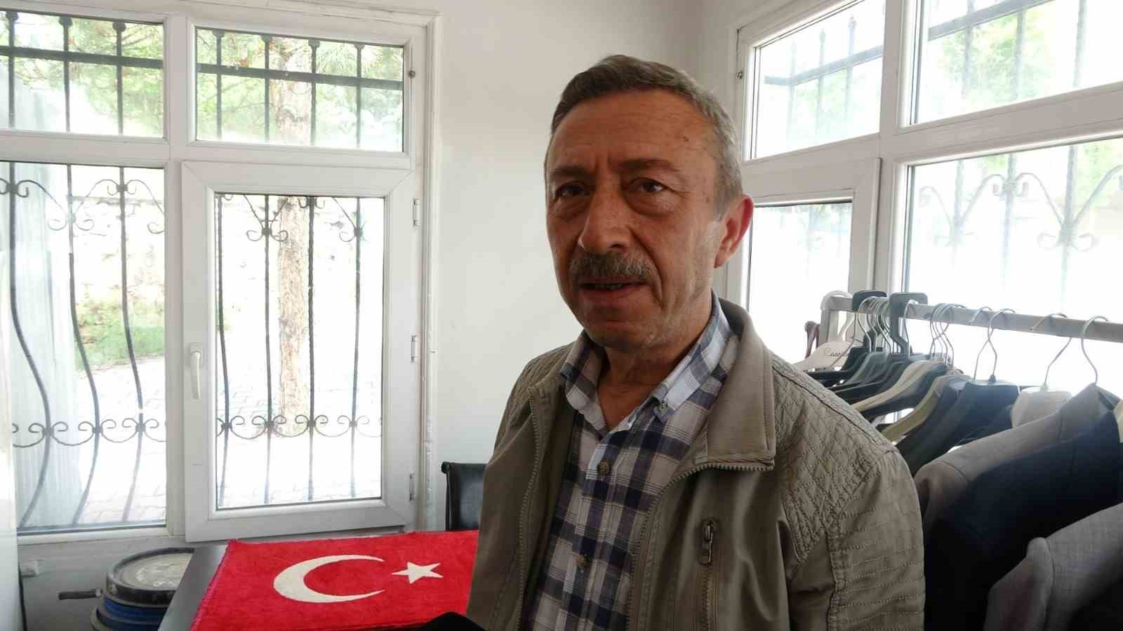 NİĞDE’DE MAHALLE MUHTARI MAĞAZAYA ÇEVİRDİĞİ MUHTARLIK OFİSİNDE BİRİKTİRDİĞİ KIYAFETLERİ İHTİYAÇ