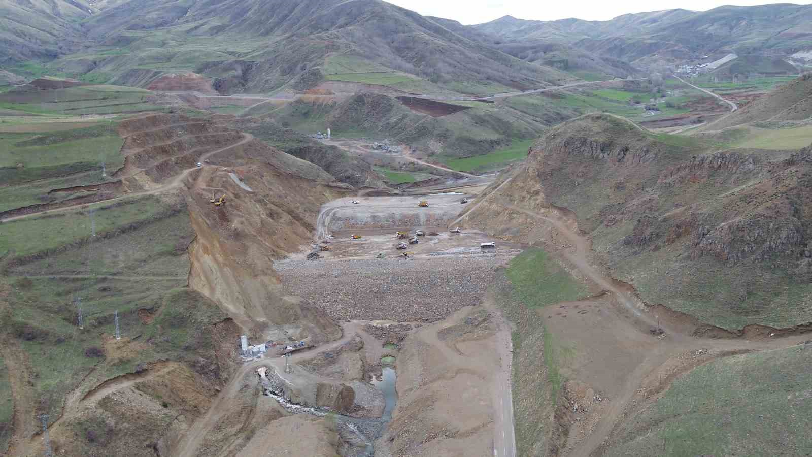 ERZURUM NARMAN ŞEHİTLER BARAJINDA ÇALIŞMALAR DEVAM EDİYOR. GÖVDE DOLGU İMALATLARININ