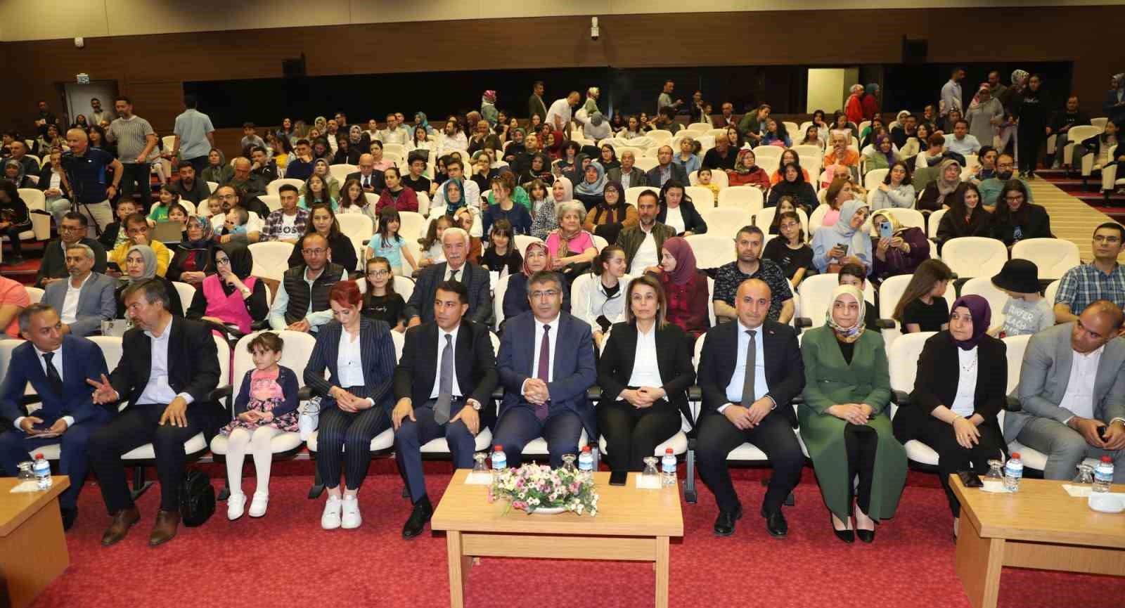 NEVŞEHİR HACI BEKTAŞ VELİ ÜNİVERSİTESİNDE YIL SONU RESİM SERGİSİ VE