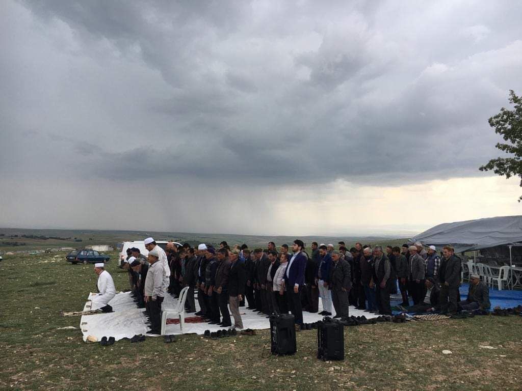 NİĞDE'NİN KILAVUZ KÖYÜNDE YAĞMUR YAĞIŞLARI SONRASI ŞÜKÜR DUASI YAPILDI. YAPILAN
