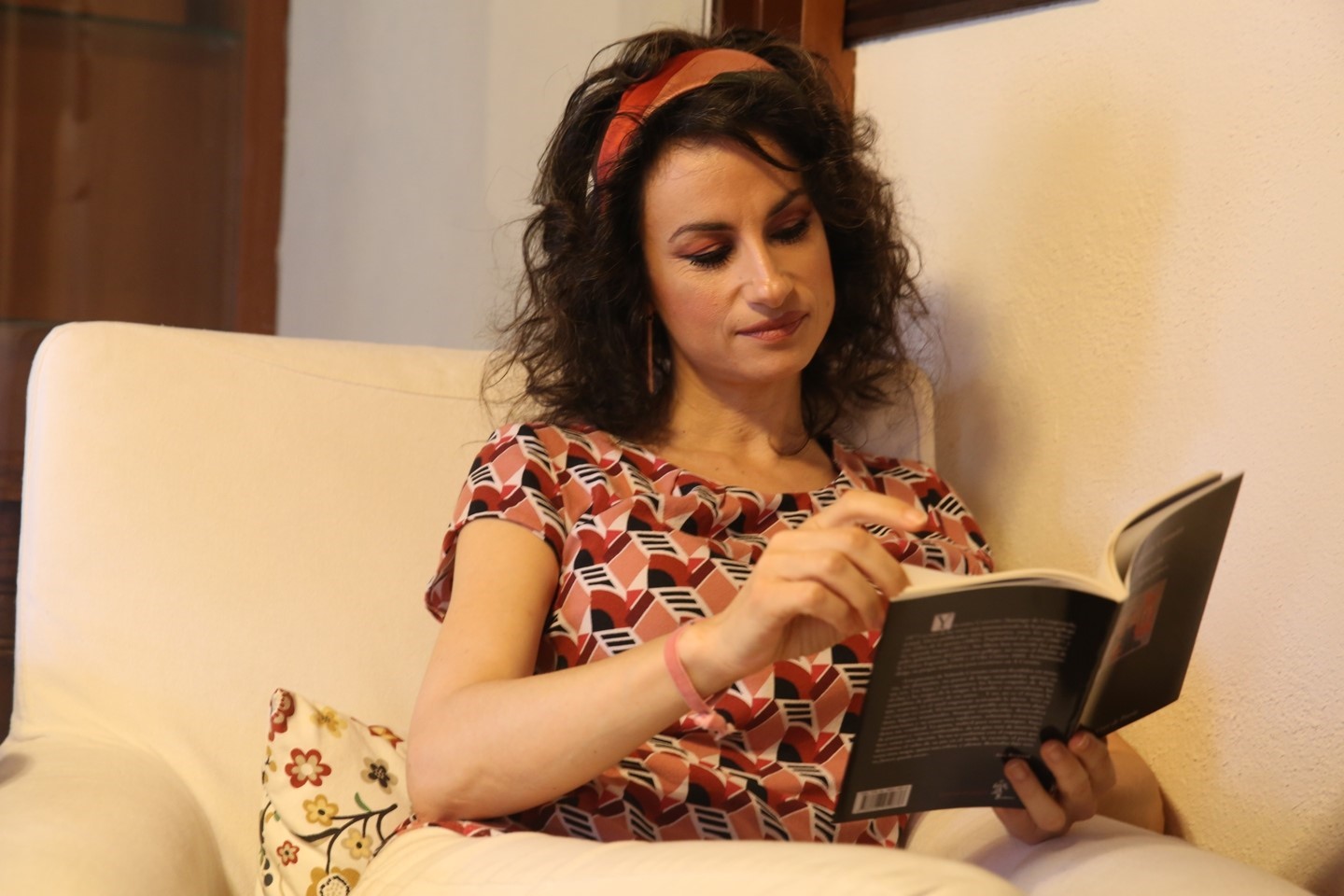 İSPANYOL TV PROGRAMCISI, ŞAİR VE YAZAR YOLANDA CASTANO İLE GAZETECİ-YAZAR