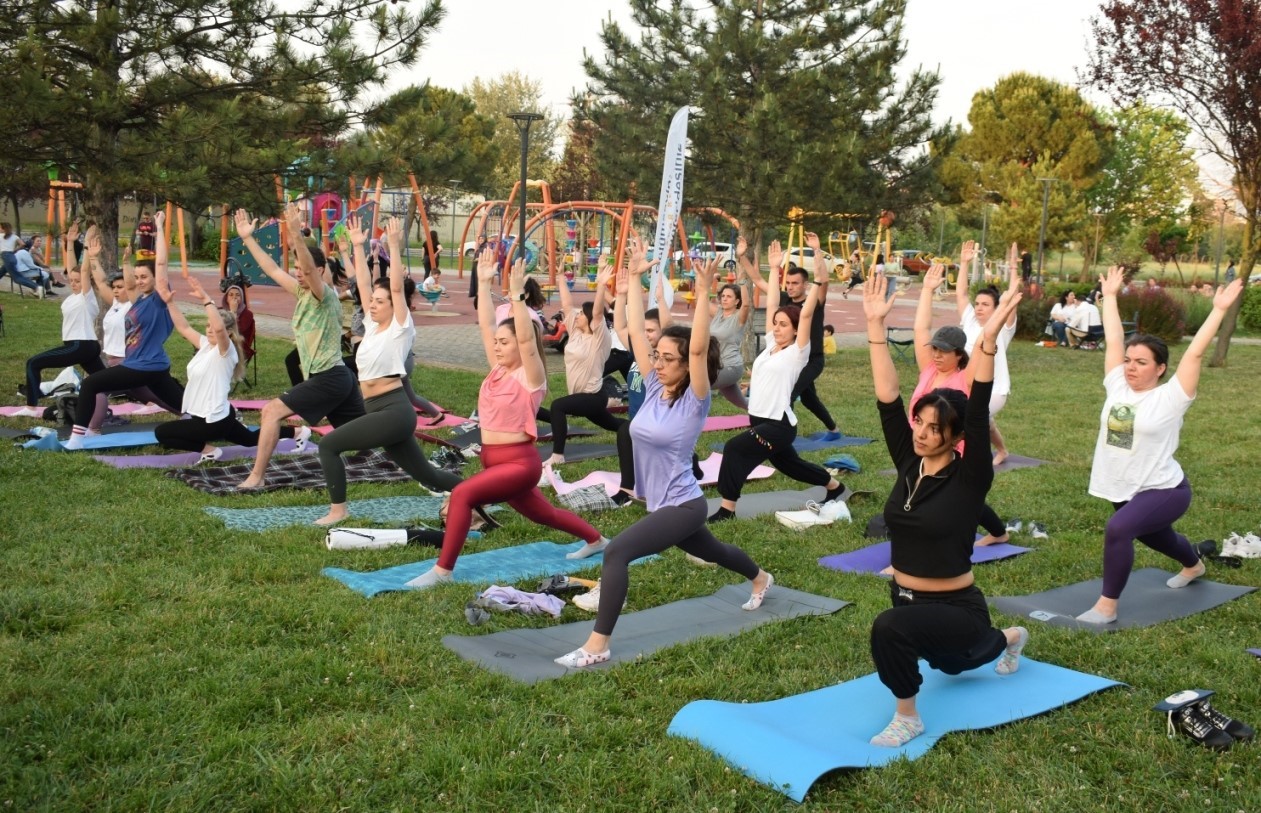 NİLÜFER BELEDİYESİ’NİN “MATINI AL GEL” SLOGANIYLA DÜZENLEDİĞİ YOGA ETKİNLİKLERİ GENİŞ