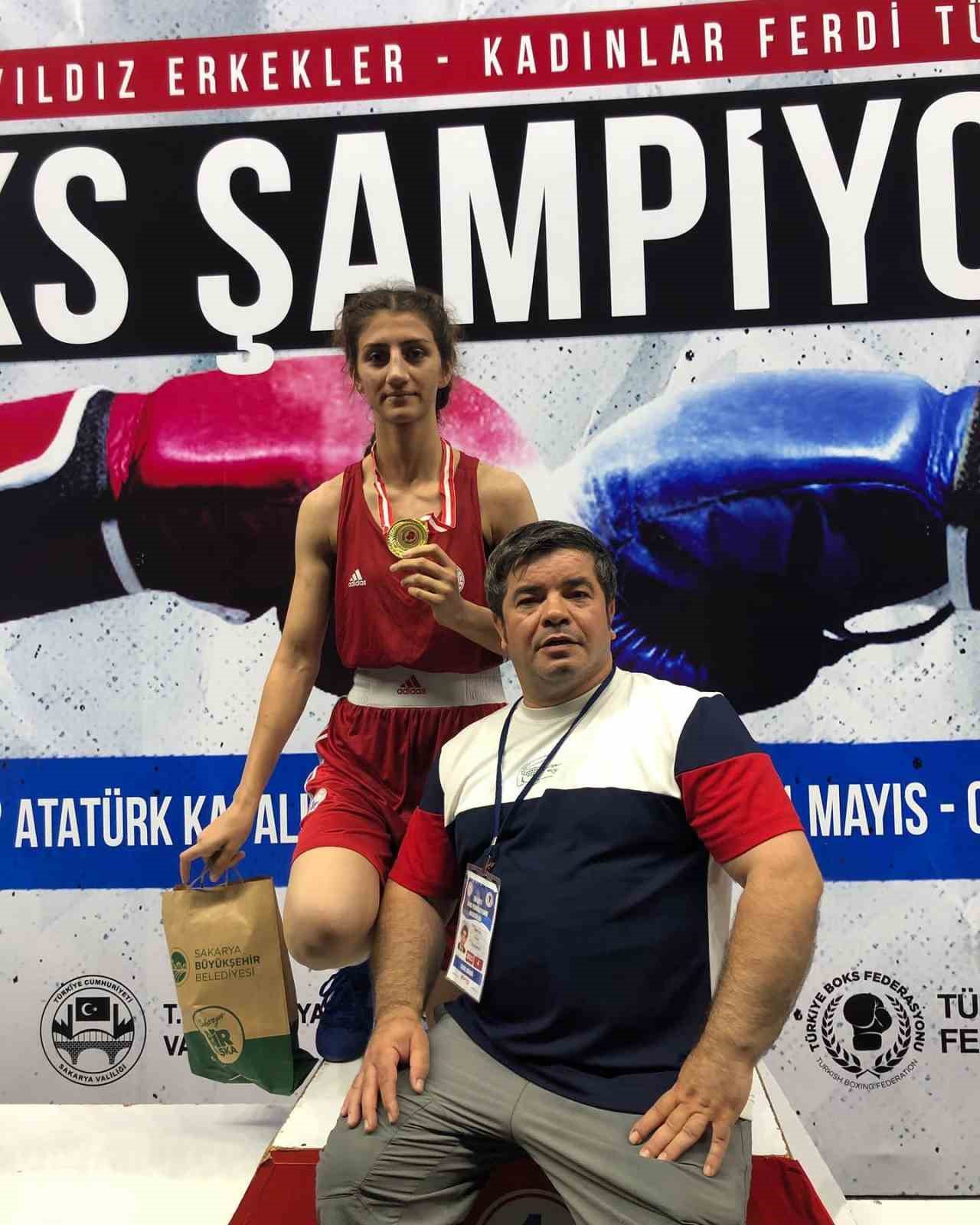 ELAZIĞ BELEDİYESPOR BOKSÖRÜ NİSANUR YILDIRIM, TÜRKİYE ŞAMPİYONU OLDU