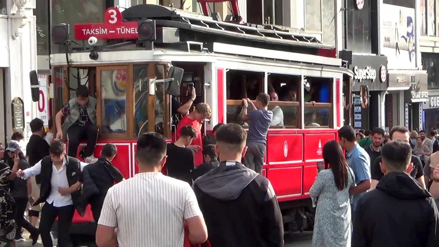 NOSTALJİK TRAMVAYDA ÇOCUKLARIN TEHLİKELİ YOLCULUĞU KAMERAYA YANSIDI.