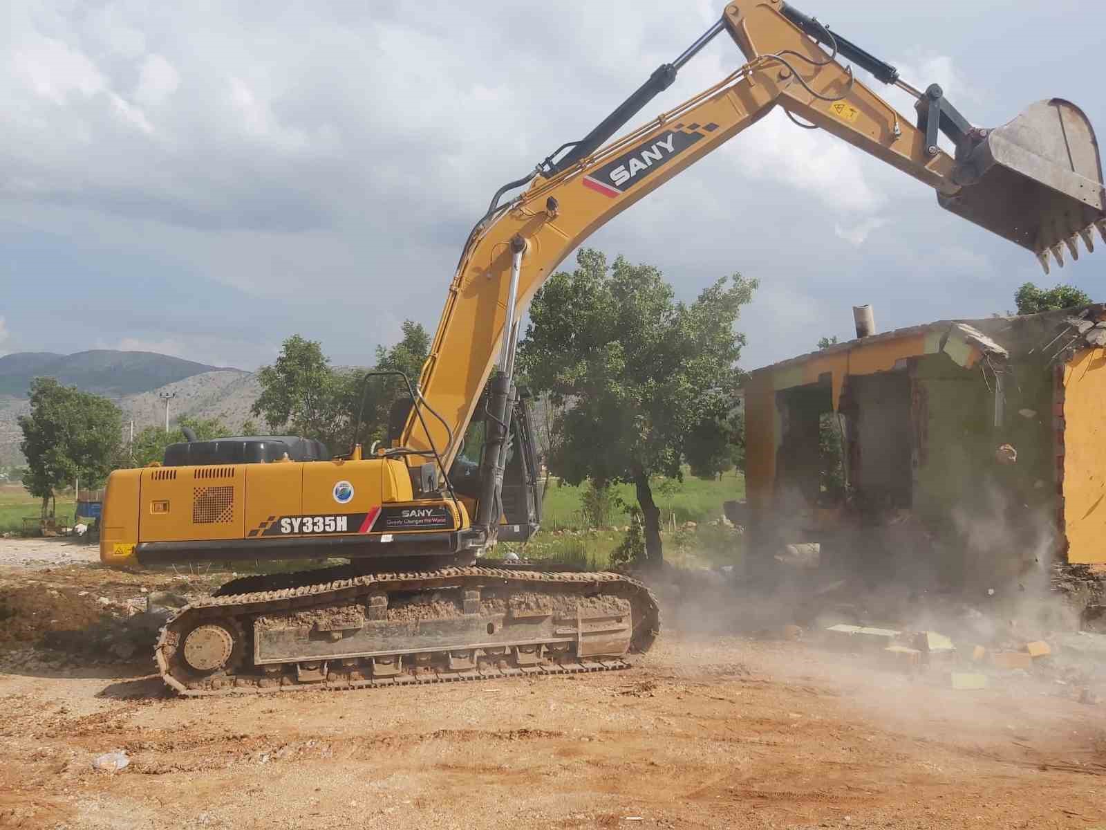 384'Ü YIKILDI