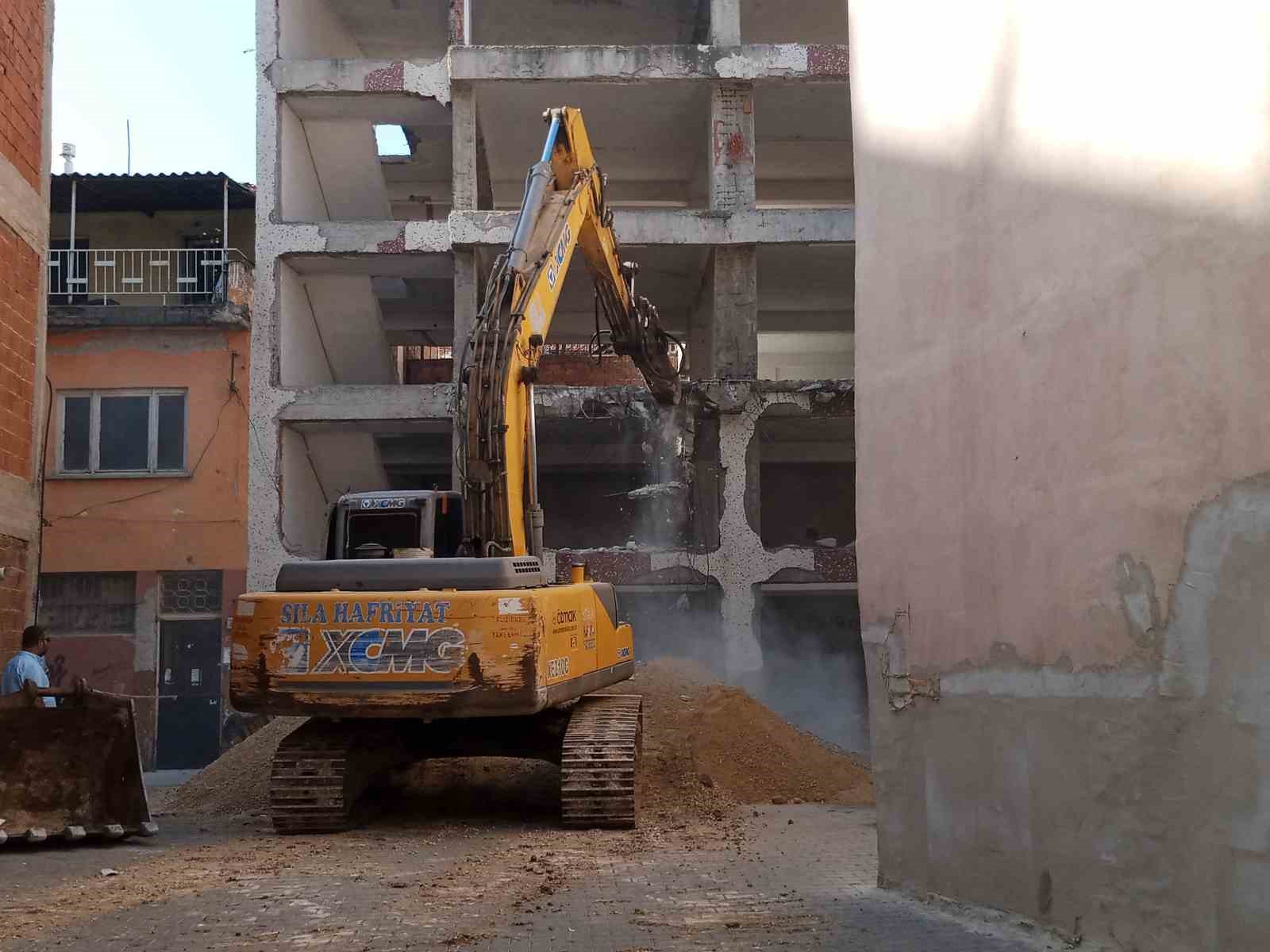 BİNANIN YIKIM ÇALIŞMASINI SAĞLAYAN BİR KEPÇE