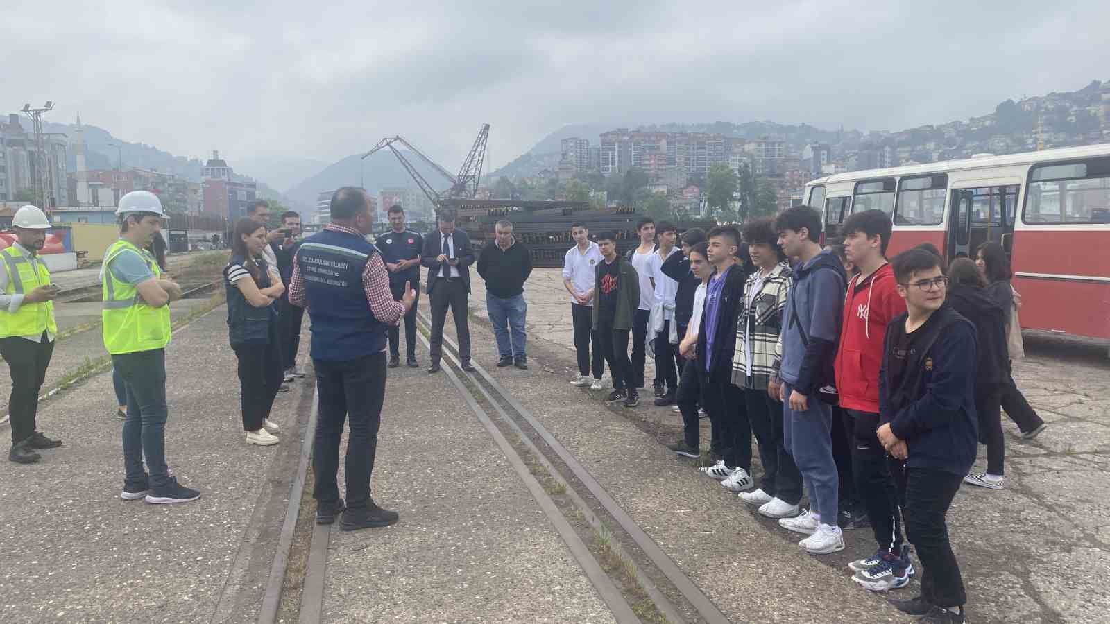 ZONGULDAK’TA ÇEVRE HAFTASI  ÇERÇEVESİNDE MEHMET ÇELİKEL LİSESİ ÖĞRENCİLERİNE ATIK