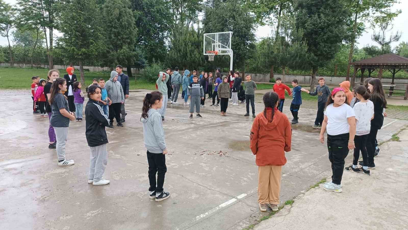 DÜZCE’NİN ÇİLİMLİ İLÇESİ TOPÇULAR İLK VE ORTAOKULUNDA DEPREM TATBİKATI GERÇEKLEŞTİRİLDİ.