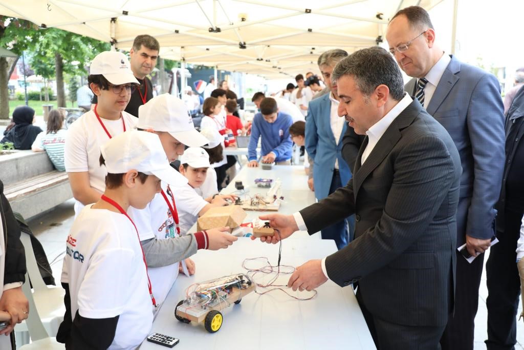 DÜZCE’DE OKULLARDA KODLAMA EĞİTİMİ ALAN ÖĞRENCİLER HAZIRLADIKLARI PROJELERİ SERGİLEDİ.