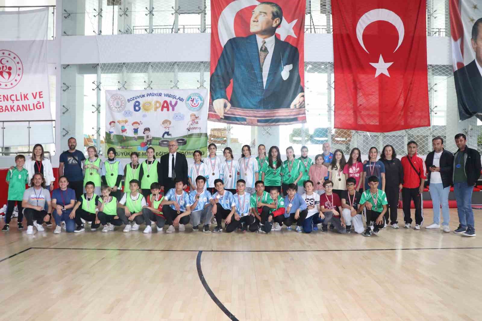 ÖĞRENCİLER, PARKUR YARIŞLARINDA EĞLENCELİ VAKİT GEÇİRDİLER- SONER ÇELİK BİLECİK-İHA