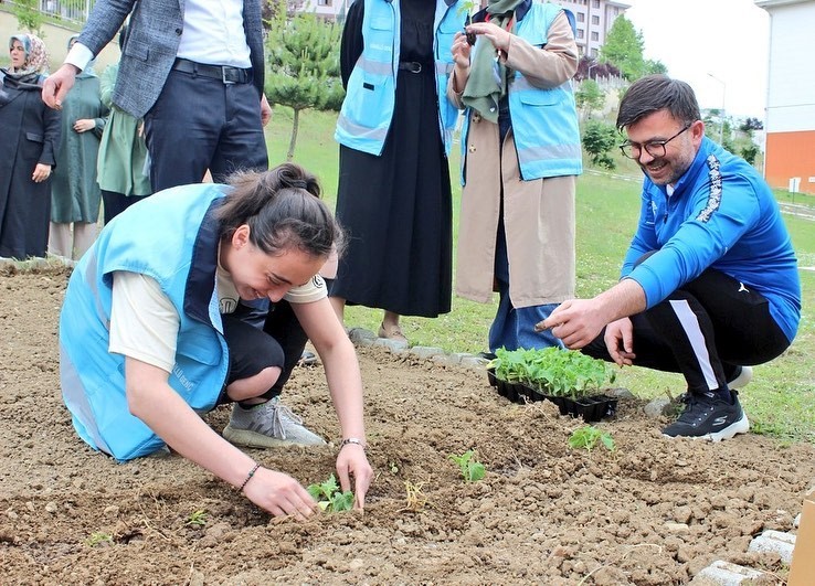 DÜZCE’DE GENÇLER YURDUN BAHÇESİNDE OLUŞTURDUKLARI HOBİ BAHÇESİNE SEBZE FİDANI DİKTİ.