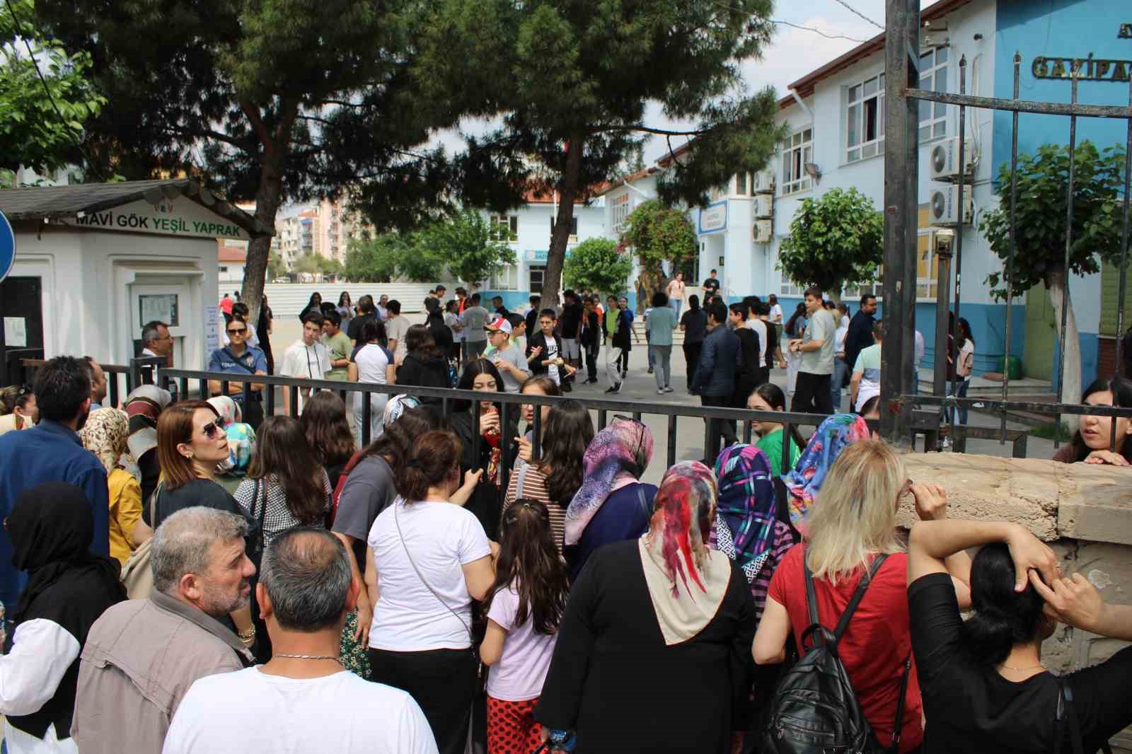 ÜLKE GENELİNDE OLDUĞU GİBİ AYDIN'DA DA BİNLERCE ÖĞRENCİ LGS MARATONUNDA