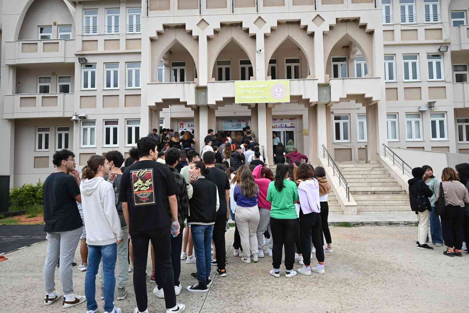 KEMER BELEDİYESİ AHMET ERKAL DESTEK EĞİTİM KURSU'NDA ÜNİVERSİTE HAZIRLIK SÜRECİNDE