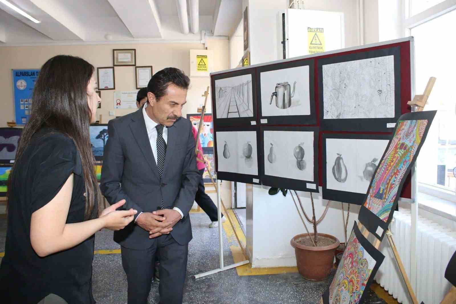 ÖĞRENCİLER YIL SONU SERGİSİ AÇTI