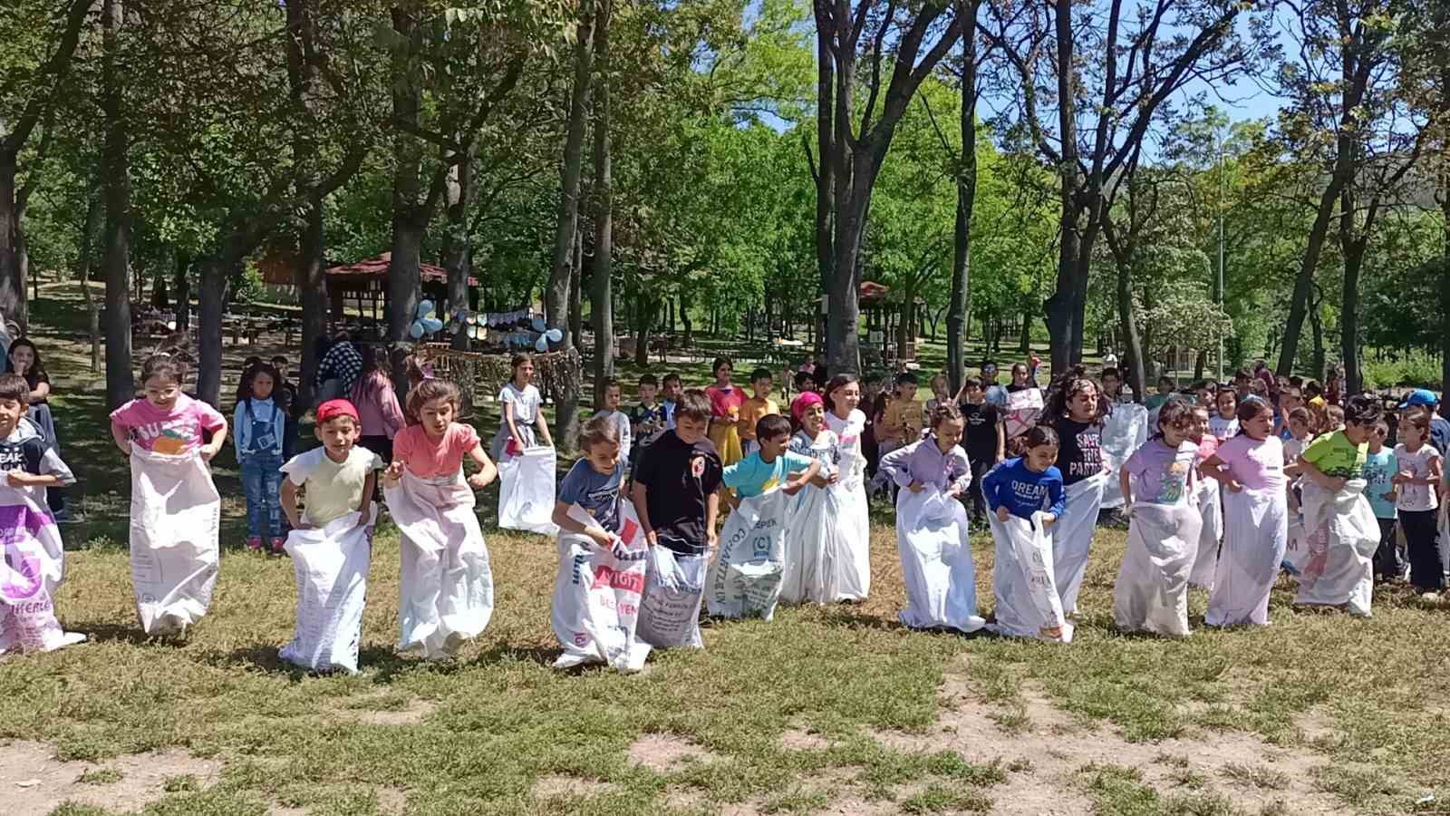 KASTAMONU’NUN TOSYA İLÇESİNDE ÖĞRENCİLER, DÜZENLENEN PİKNİKTE EĞİTİM STRESİNİ ATARAK EĞLENDİ.