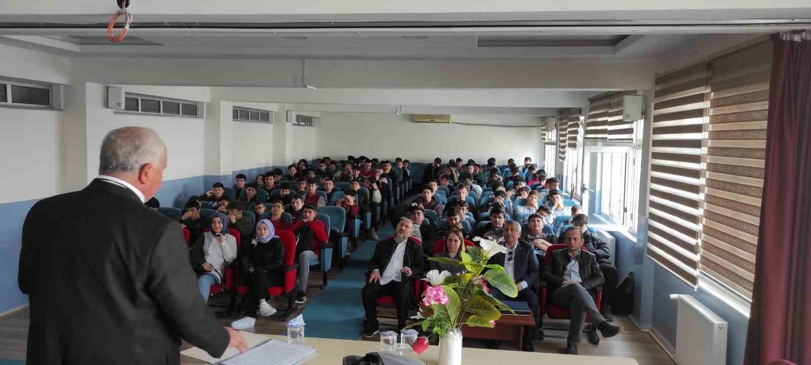 ÖĞRENCİLERE "BİLİMİN YILDIZLARI" ADLI KONFERANS VERİLDİ