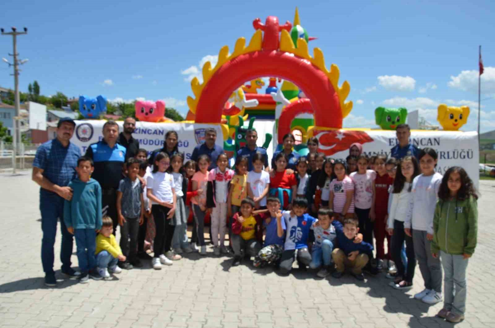 OKUL BAHÇESİNE KURULAN BALON PARK ÖĞRENCİLERİN NEŞE KAYNAĞI OLDU