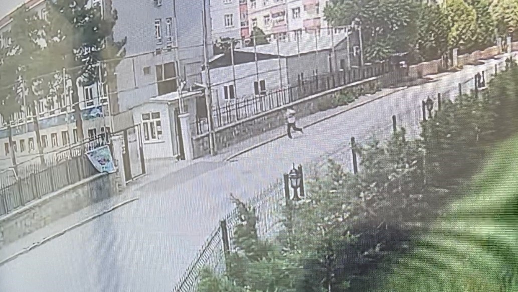Okul önündeki cinayetin nedeni alacak verecek meselesi çıktı KONYA'DA BİR KİŞİNİN HAYATINI KAYBETTİĞİ, GÜVENLİK KAMERALARINA SANİYE SANİYE YANSIYAN