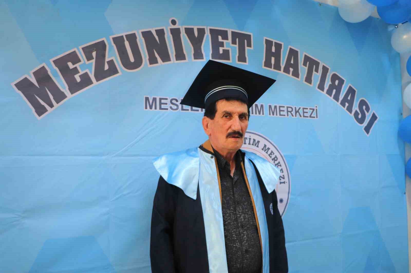 72 YAŞINDAKİ EMEKLİ KOMİSER ADİL ALTUNKILIÇ MEZUN OLDU.