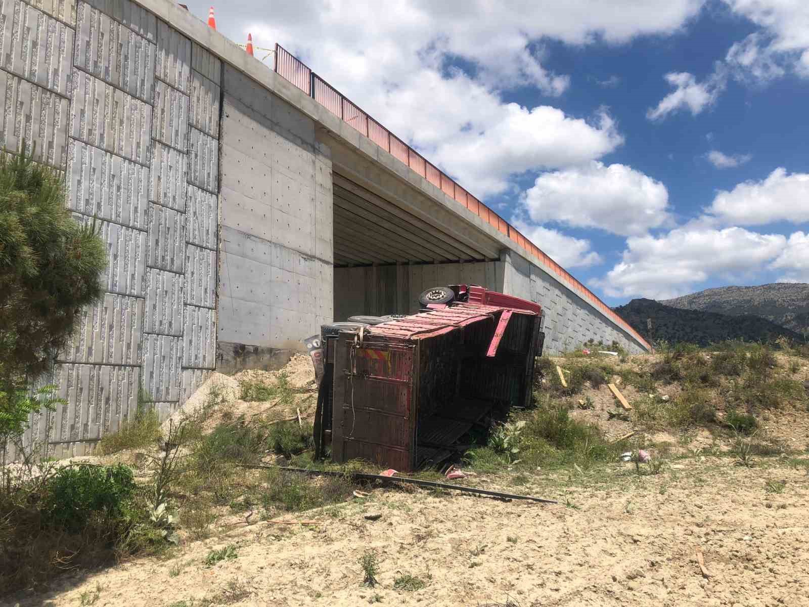 DENİZLİ’NİN ÇARDAK İLÇESİNDE ÖNÜNDE KAZA YAPAN OTOMOBİLE ÇARPMAMAK İÇİN SÜRÜCÜSÜNÜN