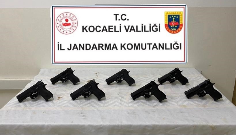 KOCAELİ'NİN KARTEPE İLÇESİNDE JANDARMA EKİPLERİNCE YAPILAN OPERASYONDA 2 ŞAHSIN ÜZERİNDE