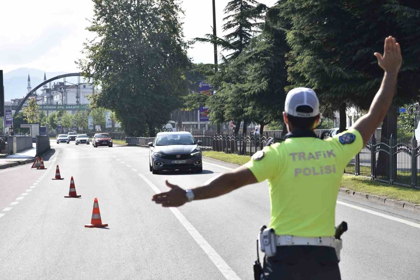 ORDU'DA POLİS EKİPLERİ TARAFINDAN TRAFİK KAZALARINI AZALTMAYA YÖNELİK YAPILAN DENETİMLERDE