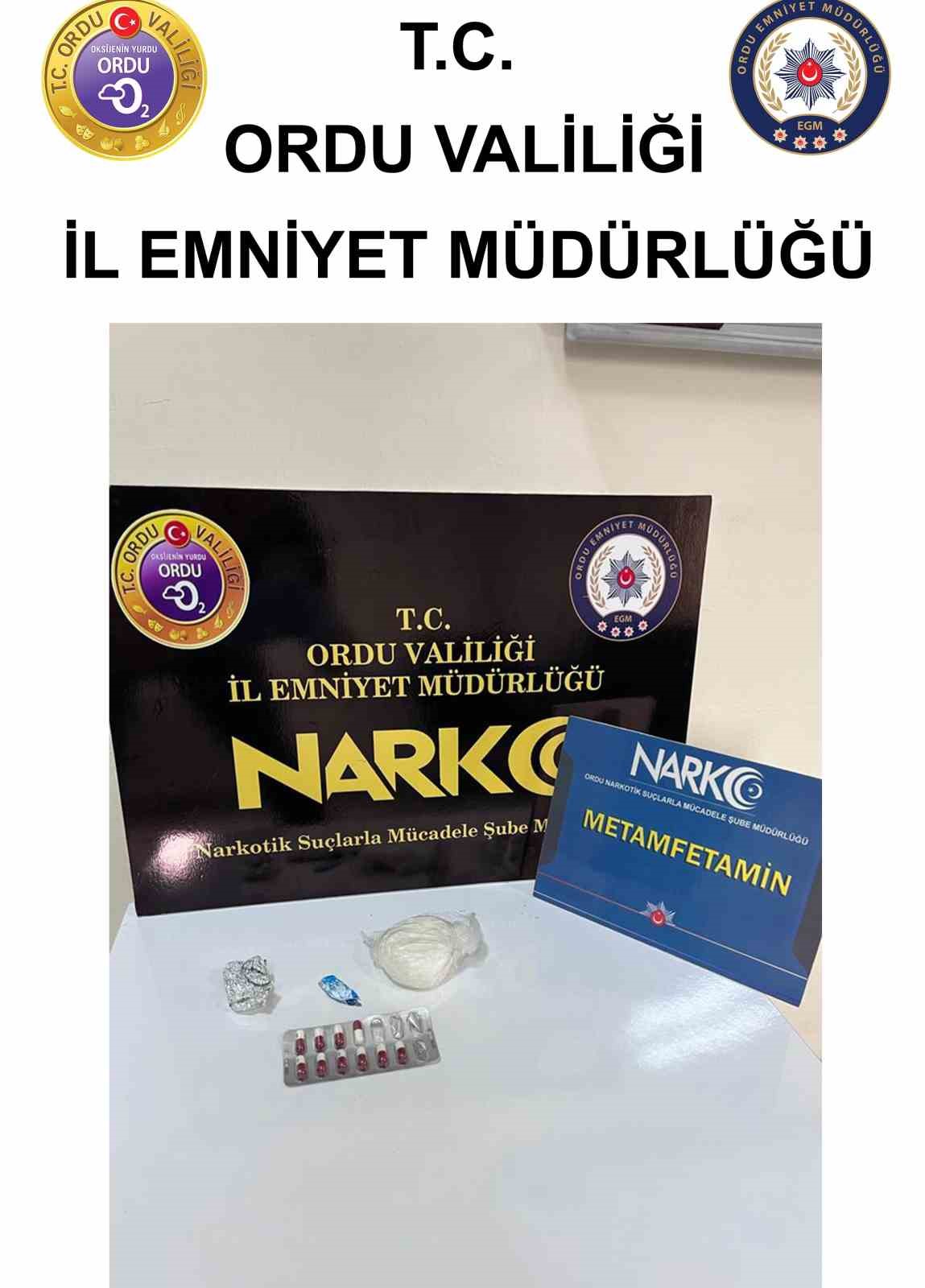 ŞÜPHELİLERİN EV VE ARAÇLARINDA YAPILAN ARAMALARDA 84 GRAM METAMFETAMİN İLE