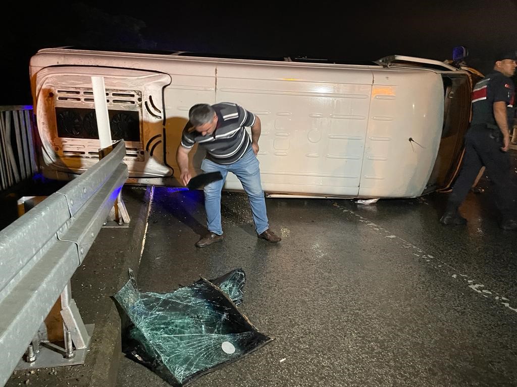 ORDU’DA YOLCU MİNİBÜSÜNÜN DEVRİLMESİ SONUCU MEYDANA GELEN TRAFİK KAZASINDA 3