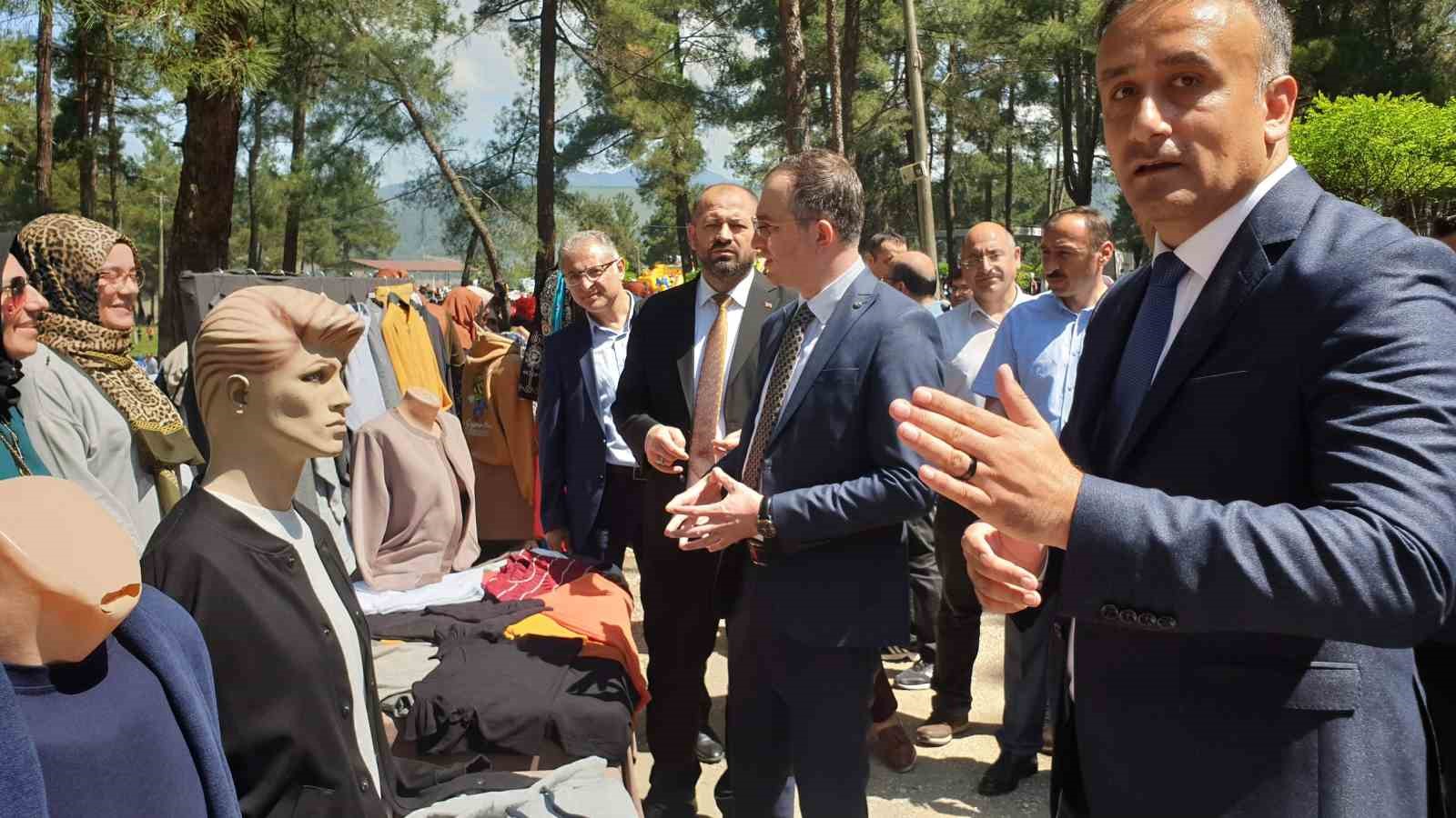 ORHANELİ HALK EĞİTİM MERKEZİ MÜDÜRLÜĞÜ ŞÖLEN HAVASINDA YILSONU SERGİSİNE İMZA