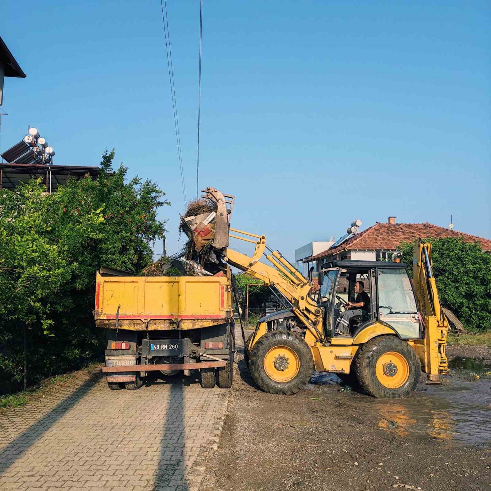 ORTACA’DA BAHAR AYLARINDA CADDE VE SOKAKLARIN KENARLARINDA BÜYÜYEN OTLAR BELEDİYE