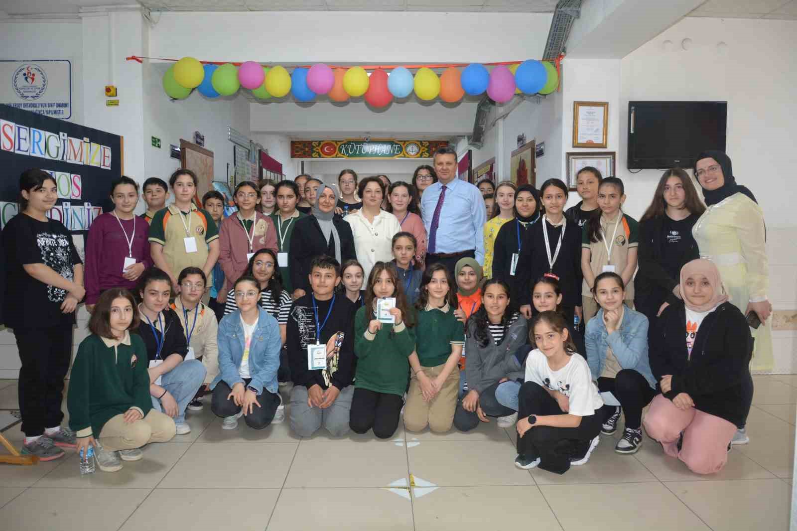 ORDU’NUN ÜNYE İLÇESİNDE ÖĞRENCİLER TARAFINDAN HAZIRLANAN YILSONU RESİM SERGİSİ ZİYARETÇİLERİN