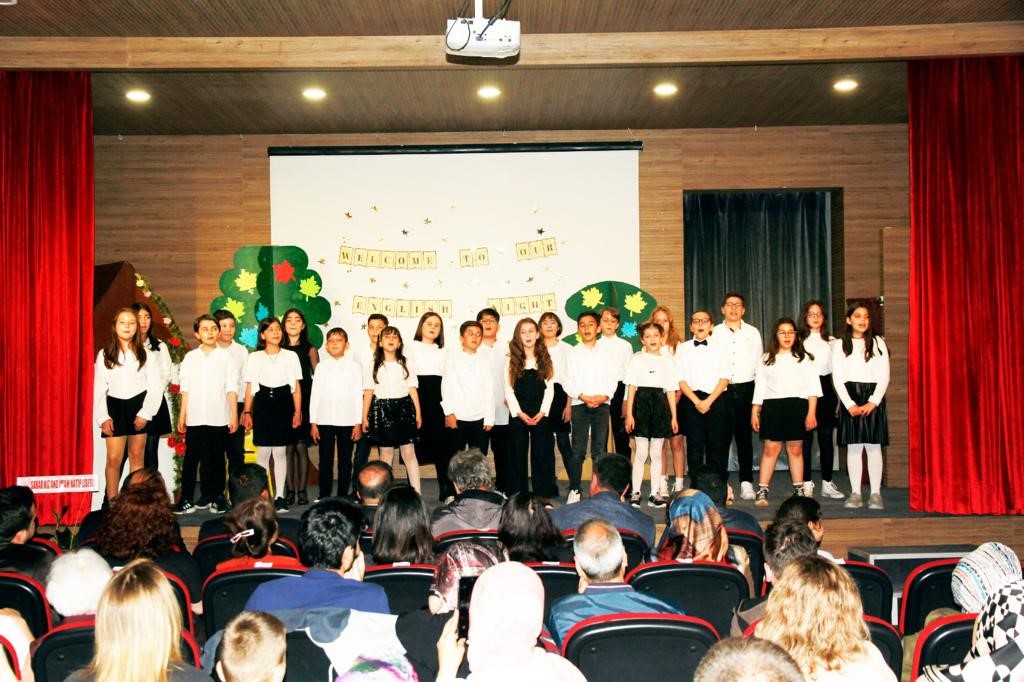 GÜLAY KANATLI ORTAOKULU KONFERANS SALONUNDA ÖGRENCİLER TARAFINDAN HAZIRLANAN INGİLİZCE GECESİ