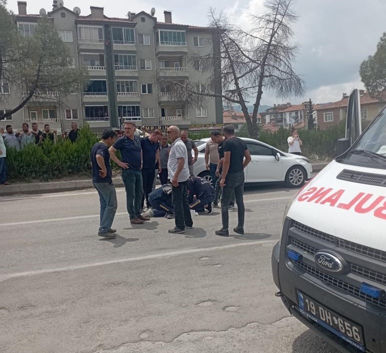 ÇORUM'UN OSMANCIK İLÇESİNDE YOLUN KARŞI TARAFINA GEÇMEK İSTEYEN YAŞLI ADAM,